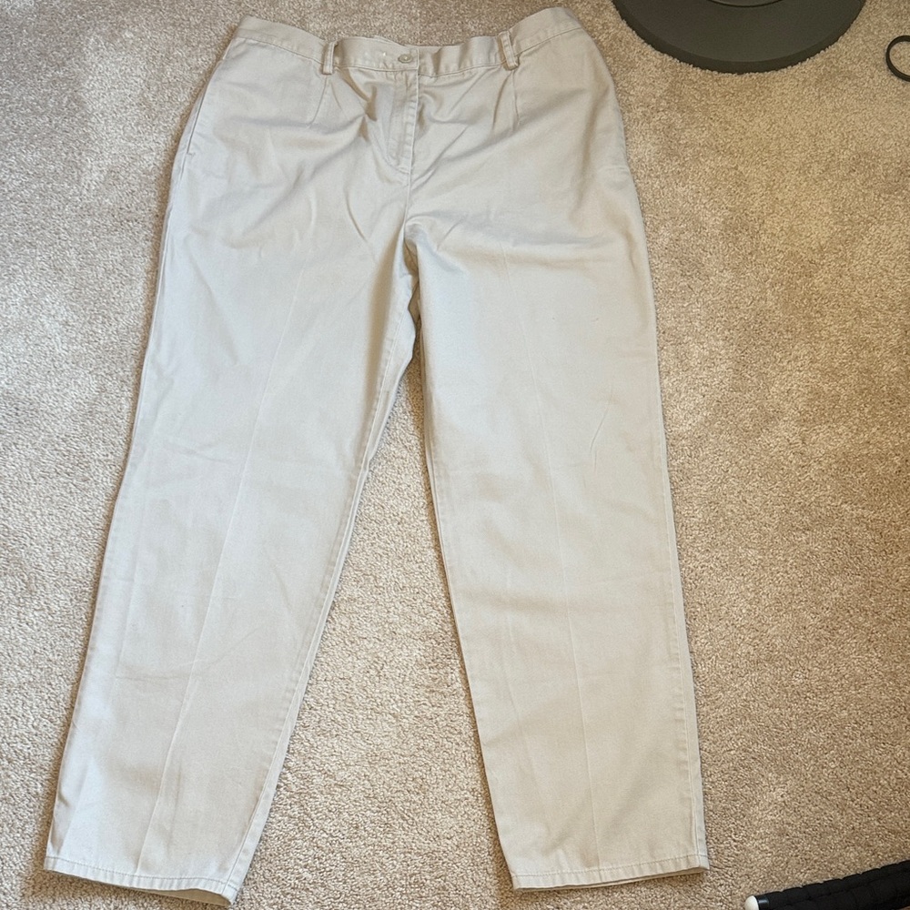 Pendleton Petite Ladies Tan Straight Leg Flat Front Cotton Pants. Size 14